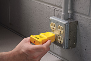 Circuit Locator gripping transmitter at receptacle